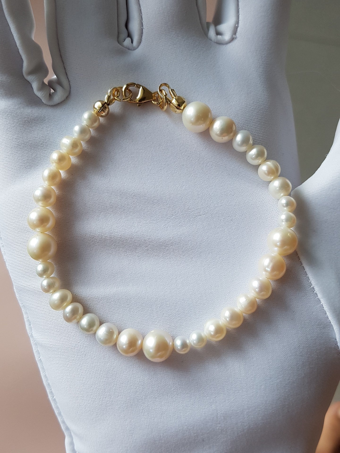 Ideale High Lustre Round and Nearly Round Shape Pearl Bracelet (AAA Grade)